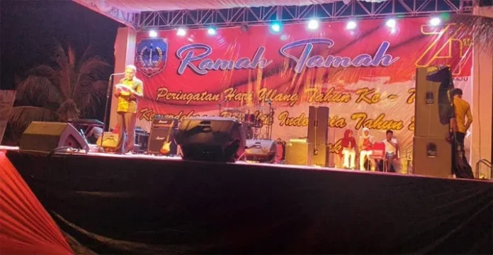 RAMAH TAMAH - Bupati Kolaka, Ahmad Safei saat membacakan sambutannya dalam acara malam ramah tamah HUT Kemerdekaan RI ke-74 tahun yang digelar di Jalan Taman Laut, Sea, Latambaga, Kolaka pada Sabtu, (17/8/2019). (Foto Istimewa)