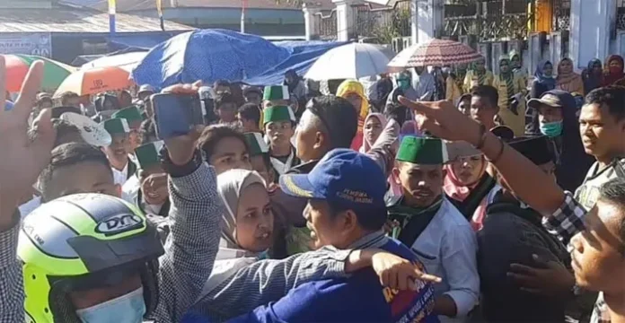 Monianse Kecewa Anggota HMI Baubau dan Satpol PP Saling Dorong Saat Gerak Jalan Indah