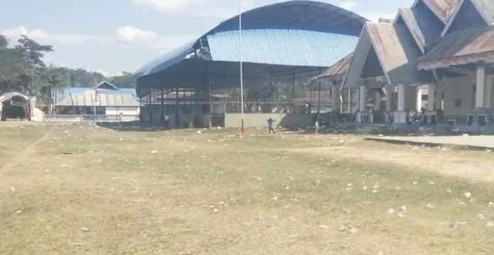 Gerak Jalan Usai, Lapangan Latamoro Koltim Dipenuhi Sampah