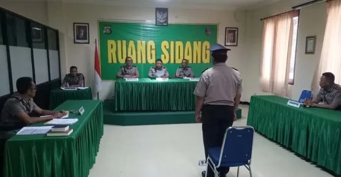sidang_polisiojek Tak Berkantor, Ternyata Polisi Ini Jadi Tukang Ojek
