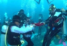Dua Siswa SMP di Wakatobi Jadi Petugas Upacara di Bawah Laut Dua Siswa SMP di Wakatobi Jadi Petugas Upacara di Bawah Laut