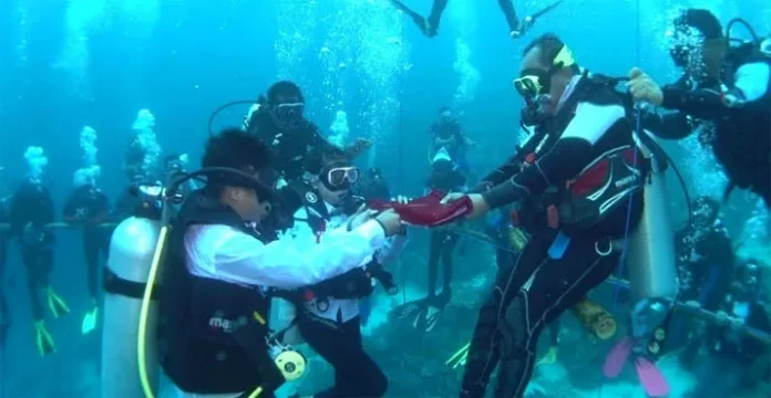 Dua Siswa SMP di Wakatobi Jadi Petugas Upacara di Bawah Laut