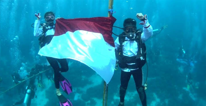 Dua Siswa SMP di Wakatobi Jadi Petugas Upacara di Bawah Laut