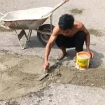 Khawatir Pengendara Terjatuh, Pemuda di Kolut Tambal Jalan Berlubang Pakai Semen Khawatir Pengendara Terjatuh, Pemuda di Kolut Tambal Jalan Berlubang Pakai Semen