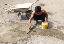 Khawatir Pengendara Terjatuh, Pemuda di Kolut Tambal Jalan Berlubang Pakai Semen Khawatir Pengendara Terjatuh, Pemuda di Kolut Tambal Jalan Berlubang Pakai Semen