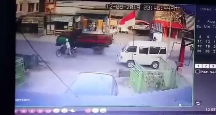 Polisi Kejar Sopir Truk yang Tumpah Solar di Mandonga