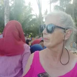 Wisman Bicara Tentang Keramahan Warga Buton Wisman - Diane, salah satu wisman dari Australia mengungkapkan rasa irinya pada keramahan warga Buton, saat ditemui di salah satu Pantai, di Kecamatan Wabula, Selasa (20/8/2019). (Risno/ZONASULTRA.COM) Wisman Bicara Tentang Keramahan Warga Buton