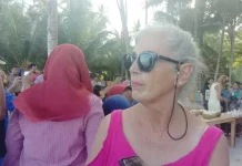 Wisman Bicara Tentang Keramahan Warga Buton Wisman - Diane, salah satu wisman dari Australia mengungkapkan rasa irinya pada keramahan warga Buton, saat ditemui di salah satu Pantai, di Kecamatan Wabula, Selasa (20/8/2019). (Risno/ZONASULTRA.COM) Wisman Bicara Tentang Keramahan Warga Buton