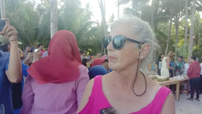 Wisman - Diane, salah satu wisman dari Australia mengungkapkan rasa irinya pada keramahan warga Buton, saat ditemui di salah satu Pantai, di Kecamatan Wabula, Selasa (20/8/2019). (Risno/ZONASULTRA.COM) Wisman Bicara Tentang Keramahan Warga Buton