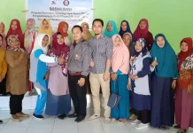 Dosen UHO Ajak Warga Kontunaga Kembangkan Nira Jadi Gula Kristal Dosen UHO Ajak Warga Kontunaga Kembangkan Nira Jadi Gula Kristal