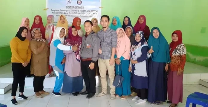 Dosen UHO Ajak Warga Kontunaga Kembangkan Nira Jadi Gula Kristal