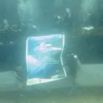 Mahasiswa UHO Kibarkan Bendera di Bawah Laut Mahasiswa UHO Kibarkan Bendera di Bawah Laut