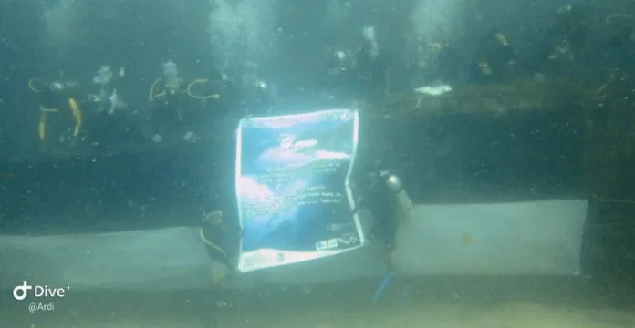 upacara_bawah_laut_uho Mahasiswa UHO Kibarkan Bendera di Bawah Laut