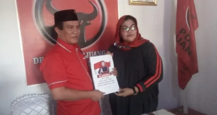 Empat Figur Balon Kada Ambil Formulir di PDIP Koltim
