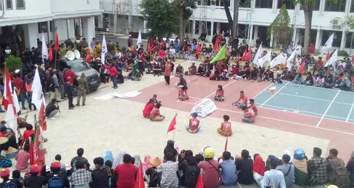 Unjuk Rasa Tolak RUU Pertanahan, DPRD Sultra Disegel