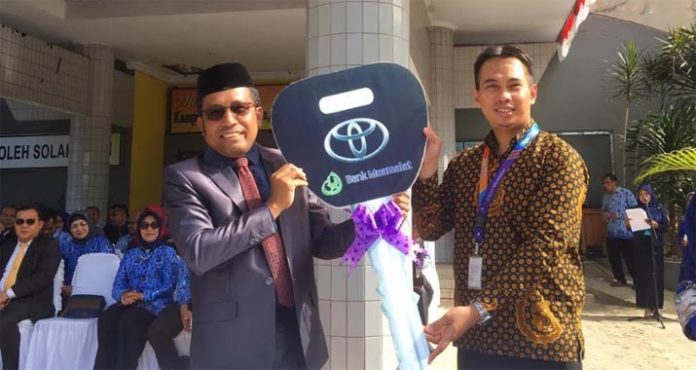 Bank Muamalat Serahkan Bantuan Satu Toyota Fortuner Hingga Beasiswa ke UHO