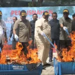 Ali Mazi Musnahkan Barang Ilegal Tangkapan Bea Cukai Ali Mazi Musnahkan Barang Ilegal Tangkapan Bae Cukai