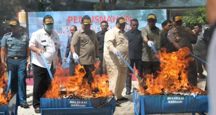 Ali Mazi Musnahkan Barang Ilegal Tangkapan Bae Cukai