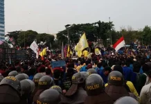 Semakin Sore, Aksi Mahasiswa di Senayan Semakin Ramai Semakin Sore, Aksi Mahasiswa di Senayan Semakin Ramai