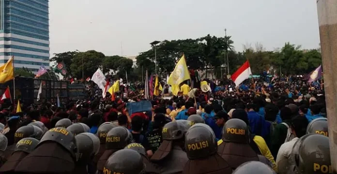Semakin Sore, Aksi Mahasiswa di Senayan Semakin Ramai
