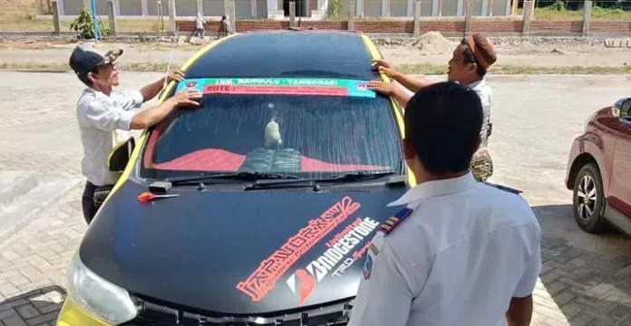 Tertibkan Angkutan Pedesaan, Dishub Kolaka Terapkan Stiker