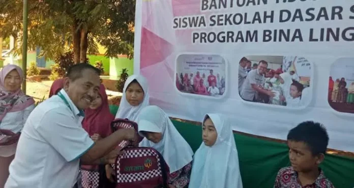 ANTAM Bantu 1.500 Paket Sekolah ke Siswa SD se-Kecamantan Pomalaa