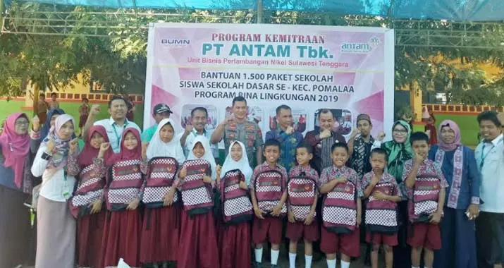 ANTAM Bantu 1.500 Paket Sekolah ke Siswa SD se-Kecamantan Pomalaa