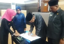 Tujuh Fraksi DPRD Kendari Sepakati Raperda APBD-P 2019 Tujuh Fraksi DPRD Kendari Sepakati Raperda APBD-P 2019