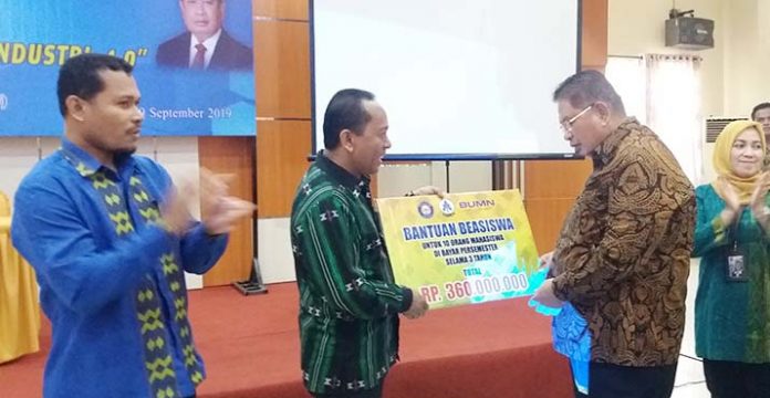 PT Taspen Serahkan Beasiswa Rp360 Juta ke UHO