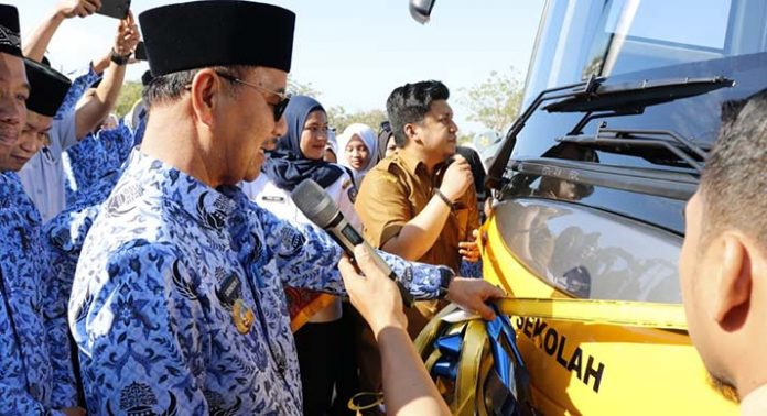 Bupati Konsel Resmikan Bus Sekolah Gratis Andoolo-Punggaluku