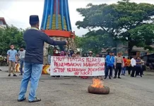 Mahasiswa Kolut Gelar Aksi Solidaritas atas Meninggalnya Yusuf dan Randi Mahasiswa Kolut Gelar Aksi Solidaritas atas Meninggalnya Yusuf dan Randi