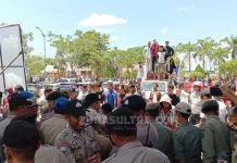 Pelantikan Anggota DPRD Konsel Diwarnai Demonstrasi Pelantikan Anggota DPRD Konsel Diwarnai Demonstrasi