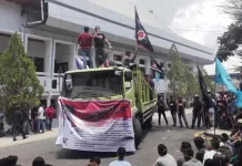 Ali Mazi Disebut Angkat Sekda yang Terlibat Kasus Dugaan Korupsi Ratusan Masyarakat Sultra Demo di DPRD Tagih Janji Kampanye Ali Mazi