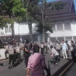 Demo Mahasiswa Kendari Ricuh, Satu Polisi Tumbang Keluarkan Darah Demo Mahasiswa Kendari Ricuh, Satu Polisi Tumbang Keluarkan Darah
