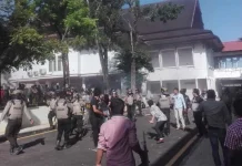 Demo Mahasiswa Kendari Ricuh, Satu Polisi Tumbang Keluarkan Darah Demo Mahasiswa Kendari Ricuh, Satu Polisi Tumbang Keluarkan Darah