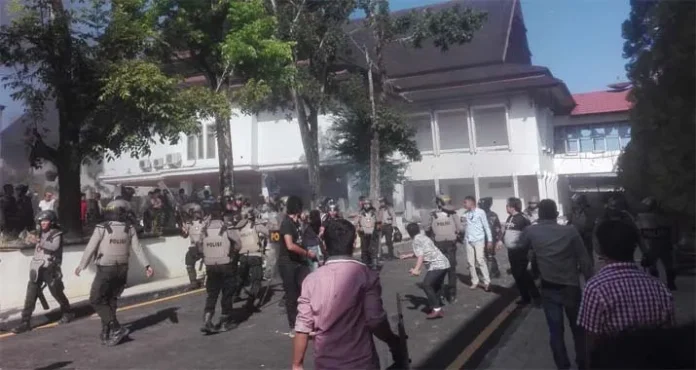 Demo Mahasiswa Kendari Ricuh, Satu Polisi Tumbang Keluarkan Darah