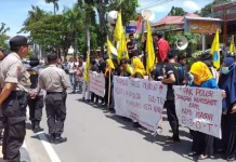 PMII Demo Polres Kolaka, Desak Tim Pengusutan Pelaku Penembakan Harus Independen PMII Demo Polres Kolaka, Desak Tim Pengusutan Pelaku Penembakan Harus Independen