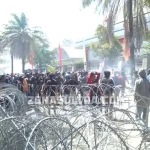 Demonstrasi Mahasiswa Bentrok dengan Polisi, Gedung DPRD Sultra Hancur