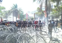 Demonstrasi Mahasiswa Bentrok dengan Polisi, Gedung DPRD Sultra Hancur