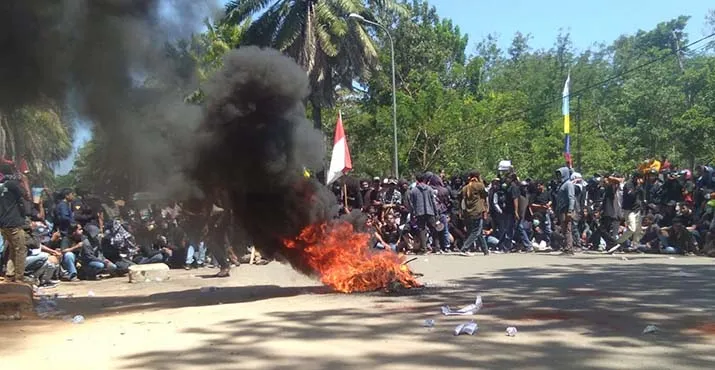 Demonstrasi Mahasiswa Bentrok dengan Polisi, Gedung DPRD Sultra Hancur