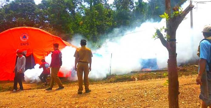 Cegah DBD, Dinkes Konut Lakukan Fogging di Lokasi pengungsian