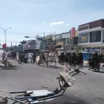 Massa Teriaki Aparat Gabungan yang Melintas di Pertigaan Kampus UHO Massa Teriaki Aparat Gabungan yang Melintas di Pertigaan Kampus UHO