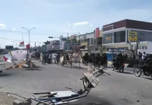 Massa Teriaki Aparat Gabungan yang Melintas di Pertigaan Kampus UHO Massa Teriaki Aparat Gabungan yang Melintas di Pertigaan Kampus UHO