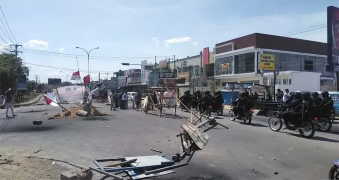 jalan Massa Teriaki Aparat Gabungan yang Melintas di Pertigaan Kampus UHO