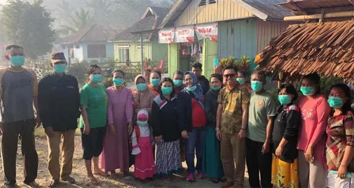 Lahan Gambut Masih Terbakar, Wabup Koltim Bagikan Masker ke Warga