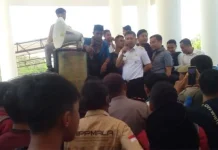 Tuntut Pembangunan Asrama, Mahasiswa Konawe Nyaris Bentrok dengan Satpol PP Tuntut Pembangunan Asrama, Mahasiswa Konawe Nyaris Bentrok dengan Satpol PP