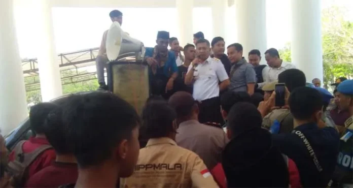 konawe Tuntut Pembangunan Asrama, Mahasiswa Konawe Nyaris Bentrok dengan Satpol PP