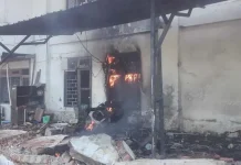 Demo Tolak UU KPK Ricuh, Sejumlah Motor Staf Sekretariat DPRD Sultra Dibakar Demo Tolak UU KPK Ricuh, Sejumlah Motor Staf Sekretariat DPRD Sultra Dibakar