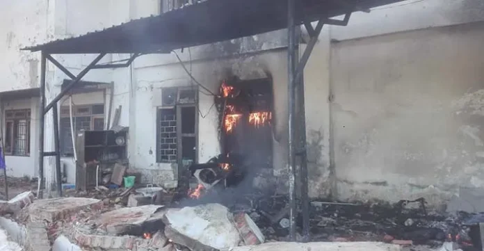 Demo Tolak UU KPK Ricuh, Sejumlah Motor Staf Sekretariat DPRD Sultra Dibakar