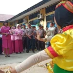 Kapolres Baru Disambut Silat Muna, AKBP Ramos Dilepas Tangisan Kapolres Baru Disambut Silat Muna, AKBP Ramos Dilepas Tangisan